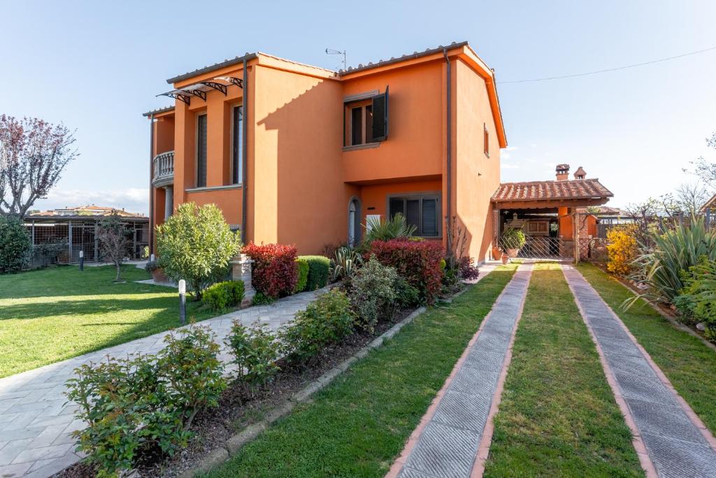 una casa con un jardín delante de ella en Casa Fiorita en Cerreto Guidi
