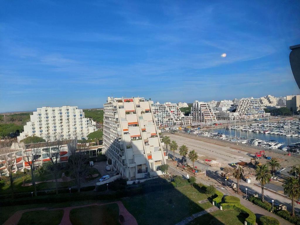 - une vue aérienne sur une ville avec des bâtiments et une plage dans l'établissement Studio équipé au port de La Grande-Motte - FR-1-716-24, à La Grande Motte