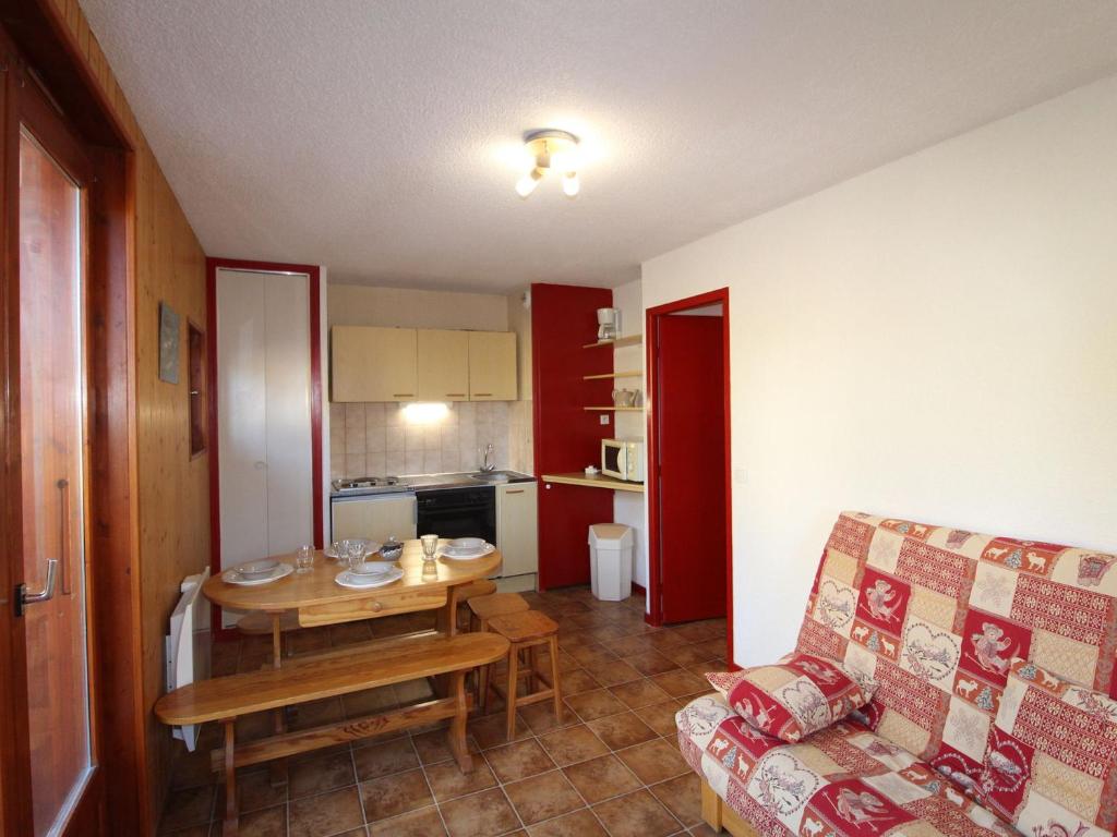 una pequeña sala de estar con mesa y sofá en Appartement Aussois, 2 pièces, 4 personnes - FR-1-508-289, en Aussois