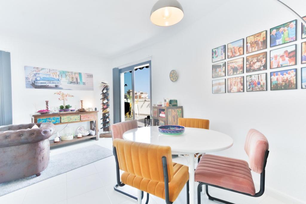 Posedenie v ubytovaní Old City Penthouse with fantastic views & parking