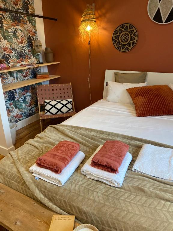 una camera da letto con un letto e due asciugamani di Maison Farol a Salles