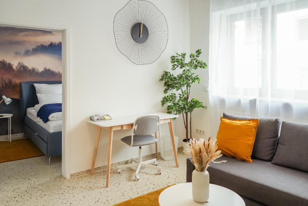 a living room with a couch and a table at 7SEAS Apartment zentral mit High-Speed Wifi für 4 P in Kaiserslautern