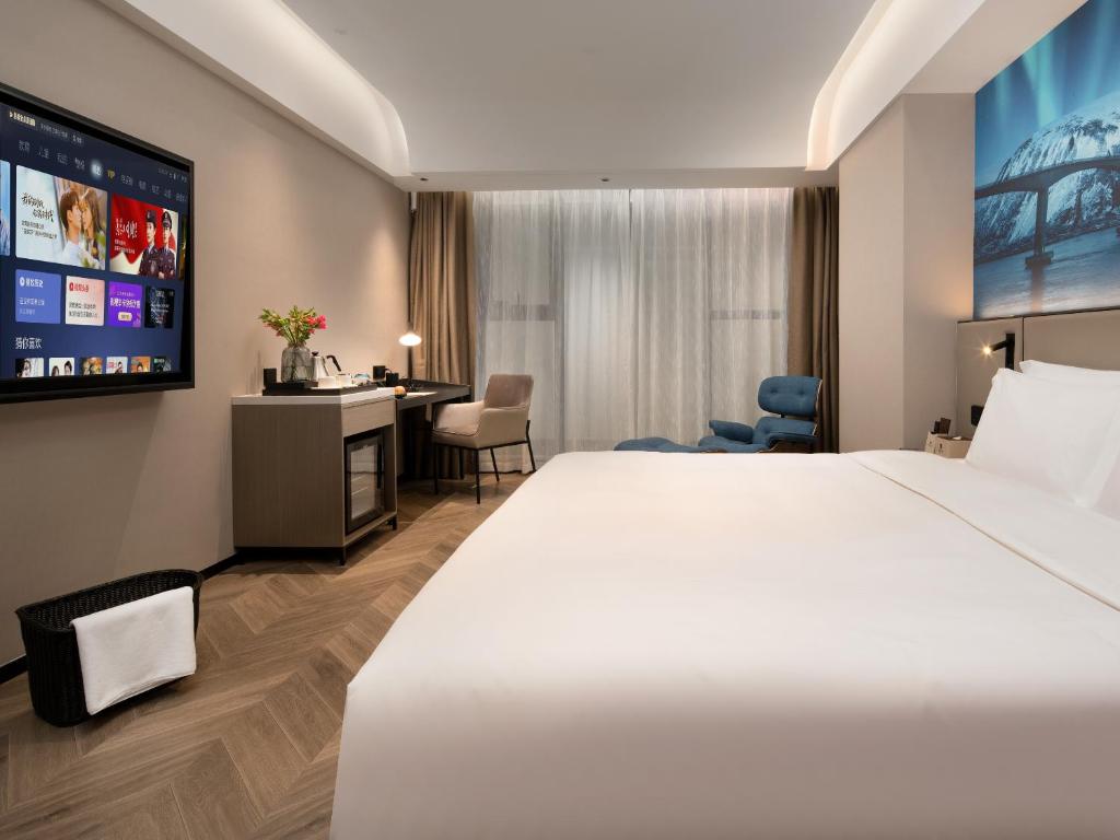 Postel nebo postele na pokoji v ubytování Echarm PLUS International Hotel Zhujiang New Town Wuyangcun Metro Station - Free Deliver Service to Canton Fair Complex During Canton Fair Period
