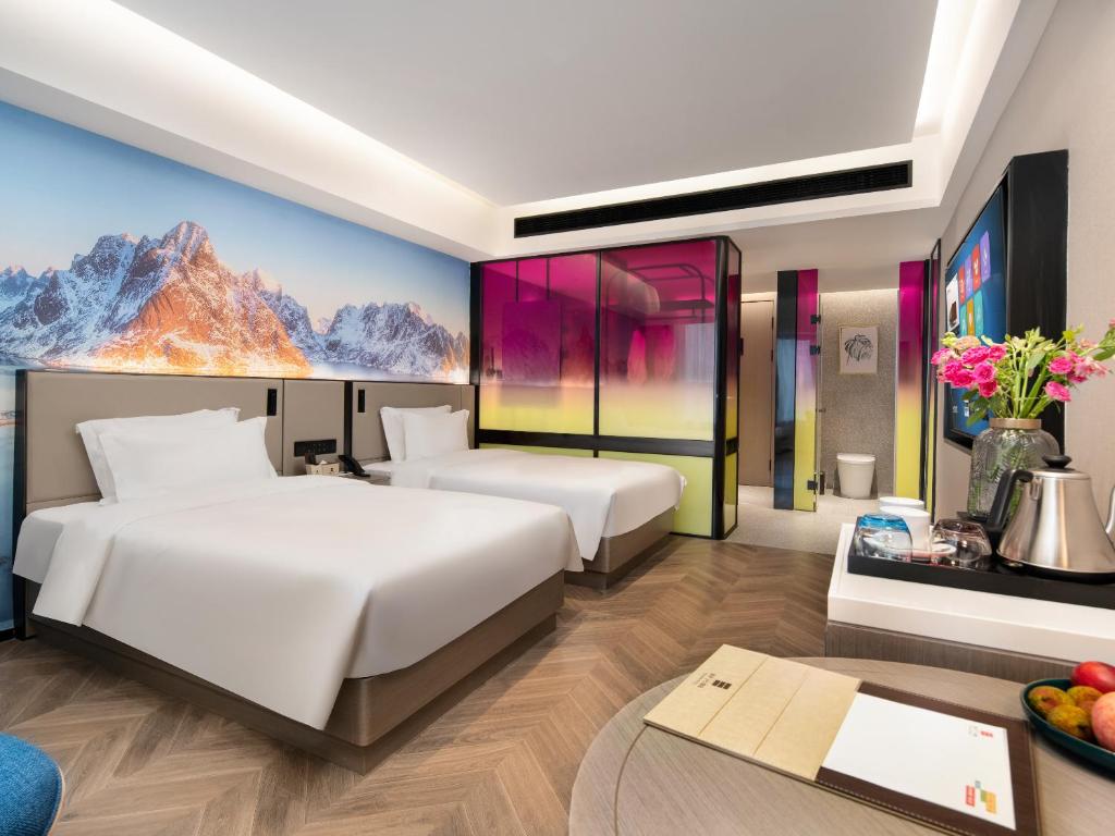 Postel nebo postele na pokoji v ubytování Echarm PLUS International Hotel Zhujiang New Town Wuyangcun Metro Station - Free Deliver Service to Canton Fair Complex During Canton Fair Period