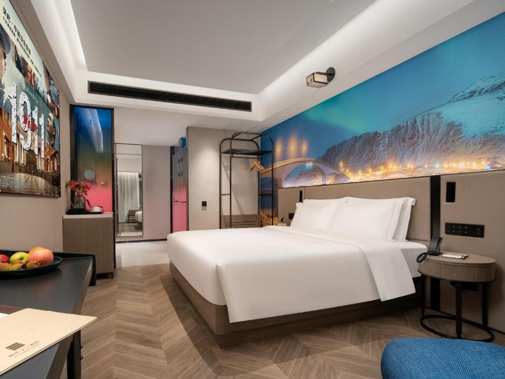 Postel nebo postele na pokoji v ubytování Echarm PLUS International Hotel Zhujiang New Town Wuyangcun Metro Station - Free Deliver Service to Canton Fair Complex During Canton Fair Period