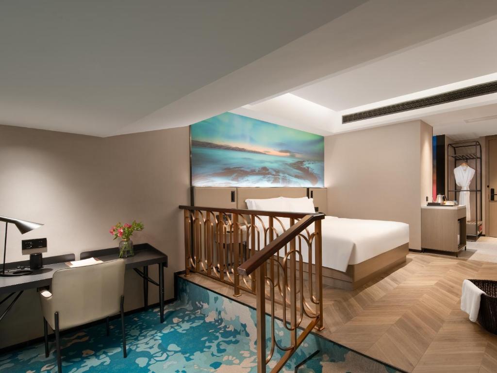 Postel nebo postele na pokoji v ubytování Echarm PLUS International Hotel Zhujiang New Town Wuyangcun Metro Station - Free Deliver Service to Canton Fair Complex During Canton Fair Period