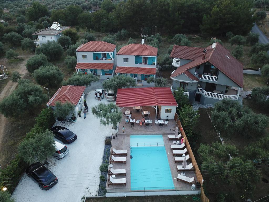 an aerial view of a house with a swimming pool at Studios River in Potos