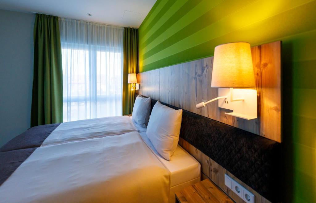 Postel nebo postele na pokoji v ubytování Kedi Hotel Papenburg