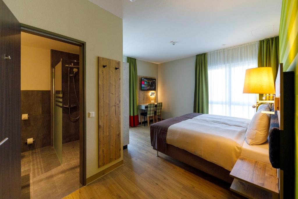 Postel nebo postele na pokoji v ubytování Kedi Hotel Papenburg