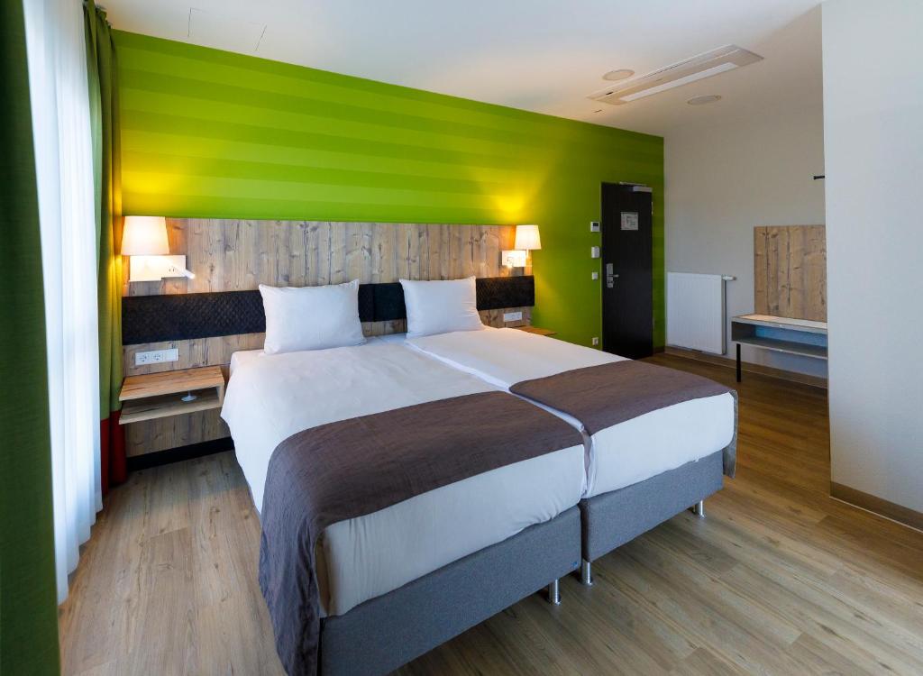 Postel nebo postele na pokoji v ubytování Kedi Hotel Papenburg