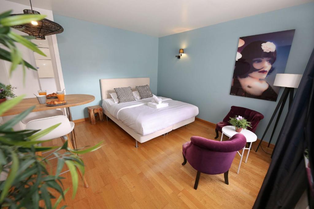 Un pat sau paturi într-o cameră la 402 -Studio élégant et confortable à Paris 5