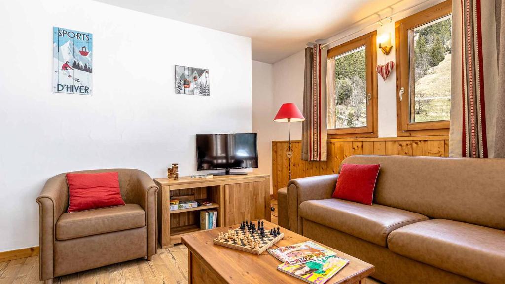 TV a/nebo společenská místnost v ubytování Madame Vacances Résidence Les Jardins de la Vanoise