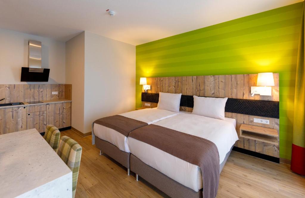 Postel nebo postele na pokoji v ubytování Kedi Hotel Papenburg
