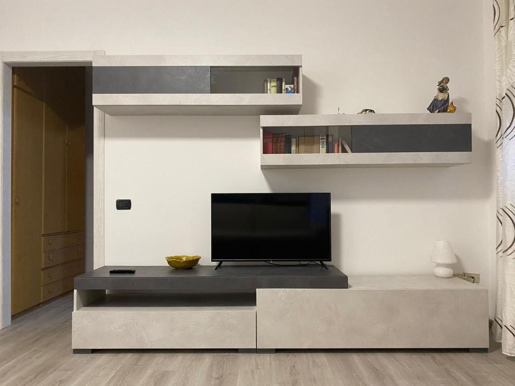 羅鎮的住宿－MPM - Apartment Balzarotti- Rho Fiera 4 pax，客厅配有餐桌上的平面电视