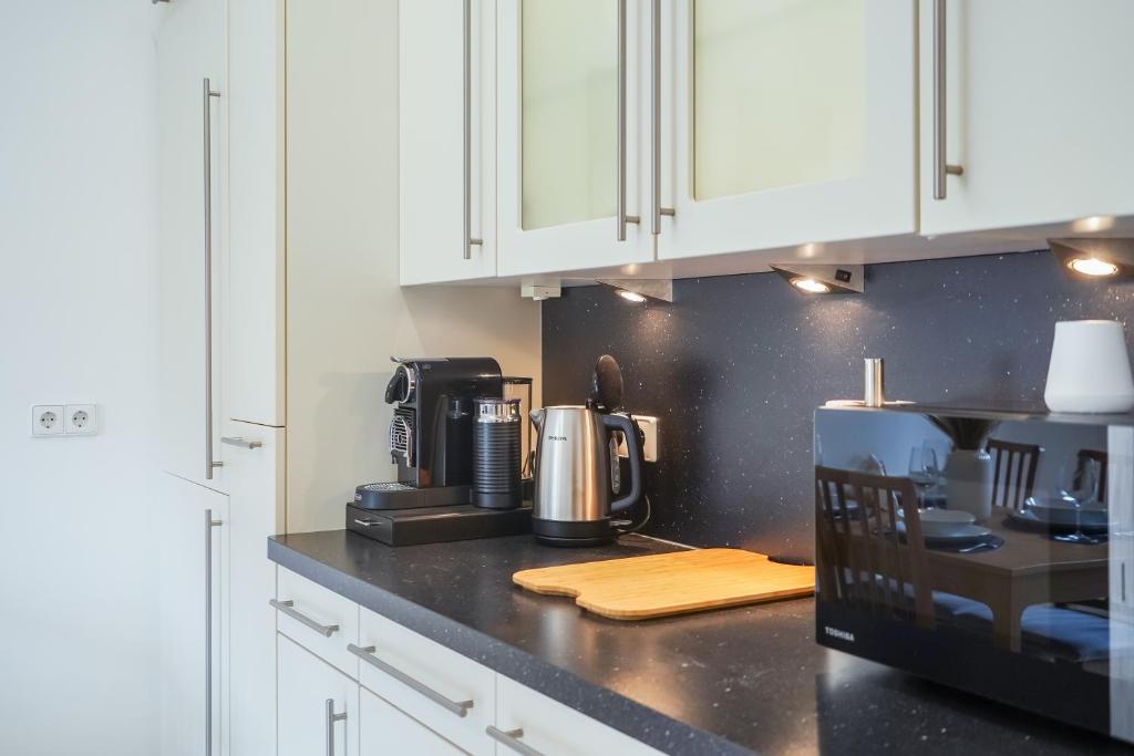 Küche/Küchenzeile in der Unterkunft Zentrales 7Seas Apartment Kaiserslautern - Balkon l 4 Pers l Self Check-in
