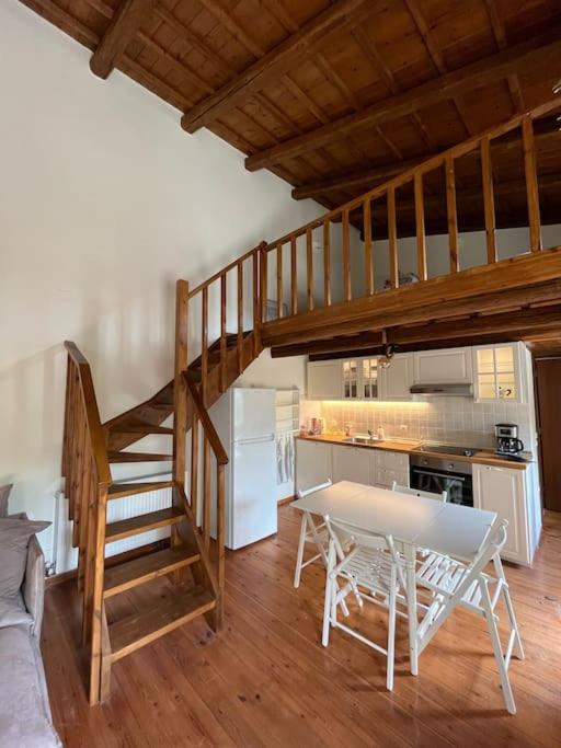 uma cozinha com uma escada e uma mesa num quarto em Cozy village house in Ano Asites em Áno Asítes