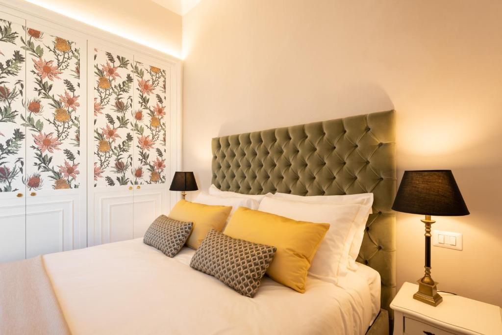 A bed or beds in a room at Apartments Florence- Granduca Penthouse
