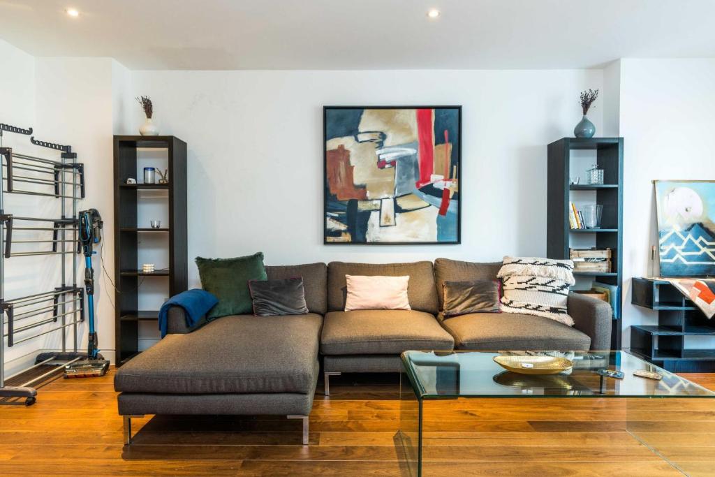- un salon avec un canapé et une table basse dans l'établissement Apartment for 4 in the Heart of Shoreditch, à Londres