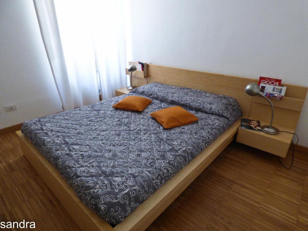 una camera con un letto con due cuscini sopra di Innoi a Cagliari