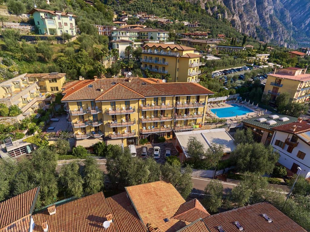 uma vista aérea de uma cidade com um resort em Hotel Florida em Limone sul Garda