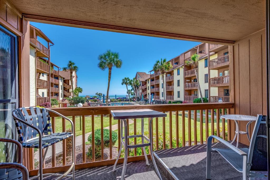 een balkon met stoelen en een tafel en uitzicht op de stad bij Anchorage II A10 in Myrtle Beach