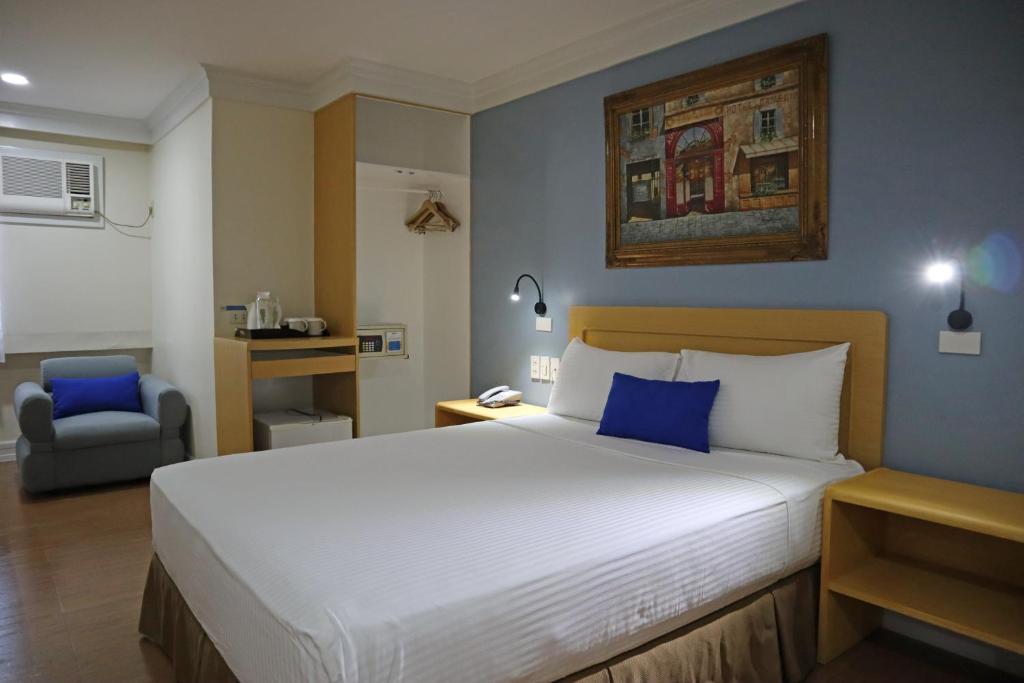 Postel nebo postele na pokoji v ubytování Fersal Hotel Malakas, Quezon City
