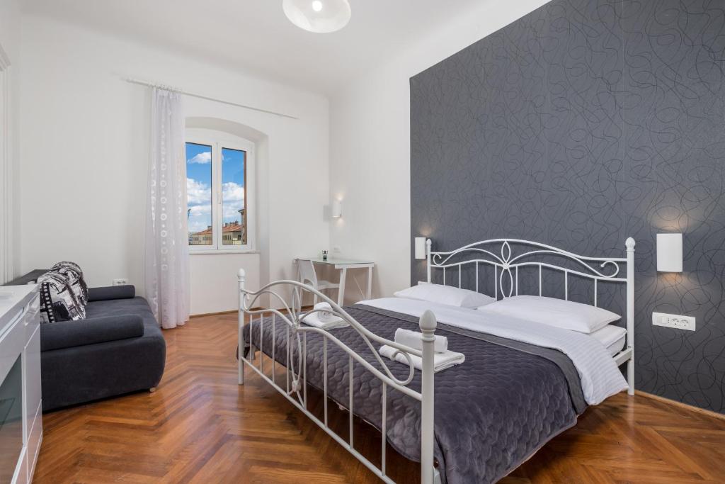 ein Schlafzimmer mit einem Bett und einer schwarzen Wand in der Unterkunft Apartment Dana in Rijeka