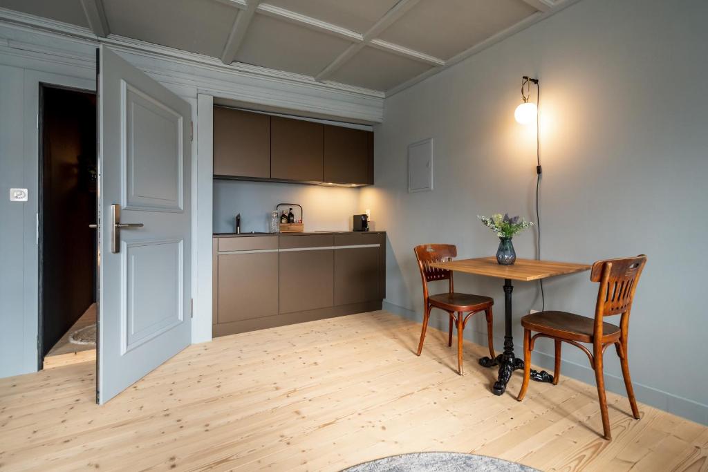 Cucina o angolo cottura di JACOB 1808. fine historic town apartments