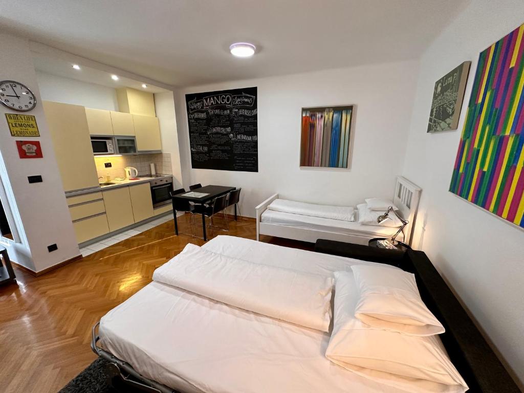 Postel nebo postele na pokoji v ubytování Apartments Mango Downtown