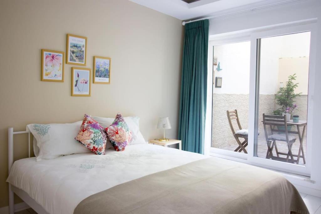 Elegant & contemporary flat with private patio