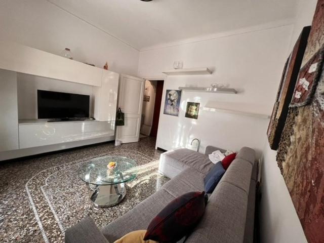 - un salon avec un canapé et une table en verre dans l'établissement CASA BALBI, à Gênes