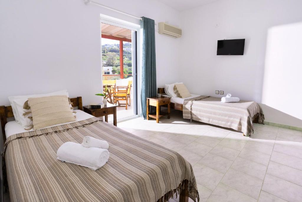 Postel nebo postele na pokoji v ubytování Emerald Hotel Leros