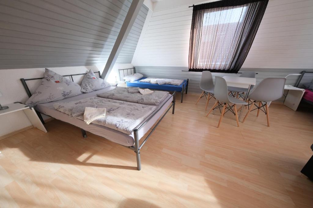 Postel nebo postele na pokoji v ubytování B und B Titisee Hotel Sonnenmatte nahe Badeparadies