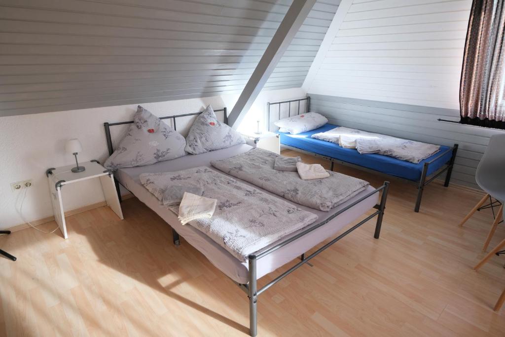 Postel nebo postele na pokoji v ubytování B und B Titisee Hotel Sonnenmatte nahe Badeparadies