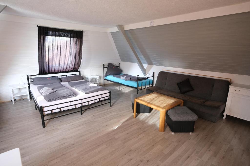 Postel nebo postele na pokoji v ubytování B und B Titisee Hotel Sonnenmatte nahe Badeparadies