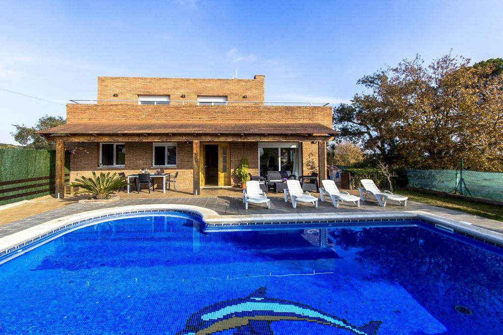 una casa con piscina frente a una casa en Catalunya Casas Costa Brava Relax and Recharge 20km from beach!, en Sils