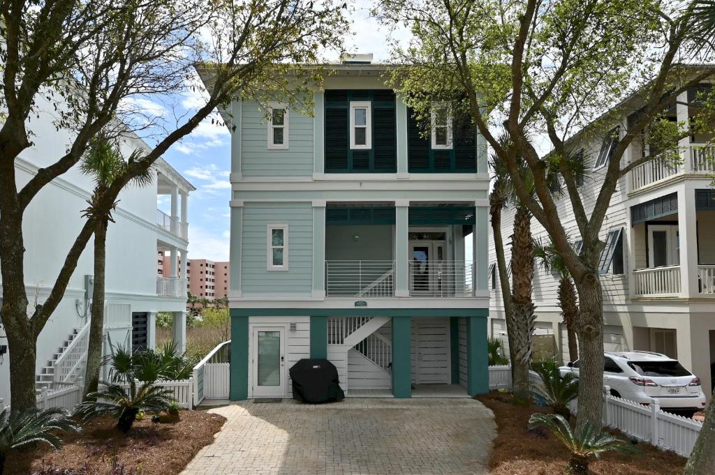 una casa azul con un coche aparcado delante en It Doesnt Get Any Better At Destin Pointe Resort, en Destin