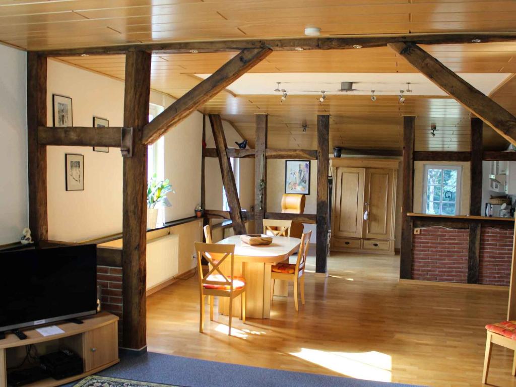 ein Wohnzimmer mit einem Tisch und einem TV in der Unterkunft Ferienwohnung Drewitz in Schmallenberg