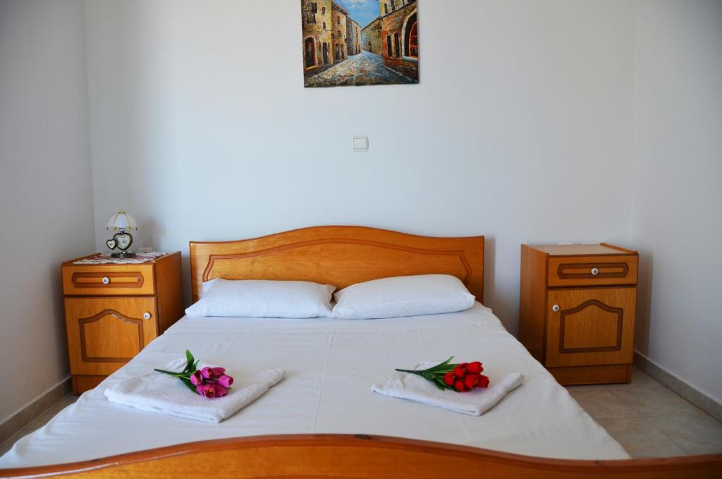 A bed or beds in a room at Stegnailion