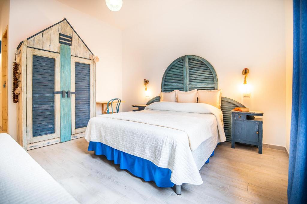 Un dormitorio con una cama grande y una ventana en Panacea Country Honey House en Santa Maria di Castellabate