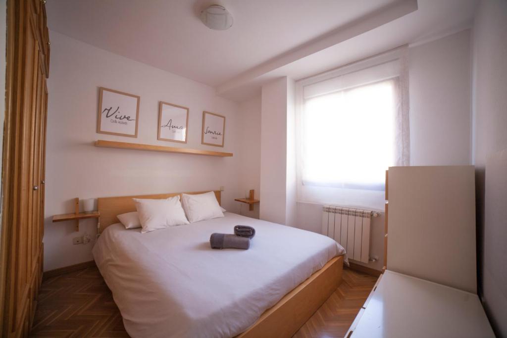 um quarto com uma cama com uma mala em Flat with parking in the center of Las Rozas em Las Rozas de Madrid