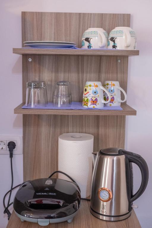 Set per la preparazione di tè e caffè presso Serenity Luxe Suites