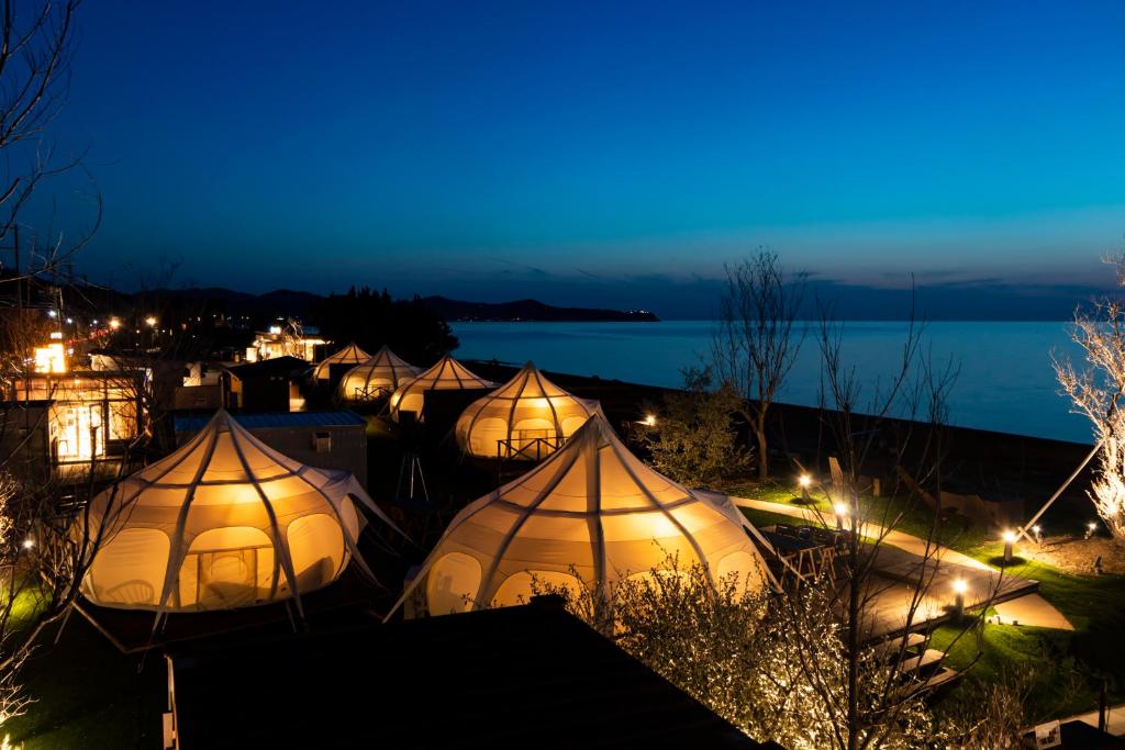 淡路的住宿－PICNIC　GARDEN，一群帐篷在晚上在田野里