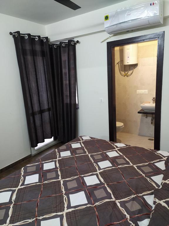 1 dormitorio con 1 cama grande y baño en Pukhraj element, en Kota