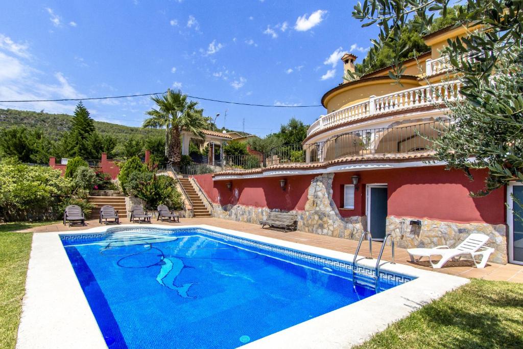 una casa con piscina en el patio en Catalunya Casas Spacious, Sublime Villa just 15km to Barcelona!, en Torrelles de Llobregat