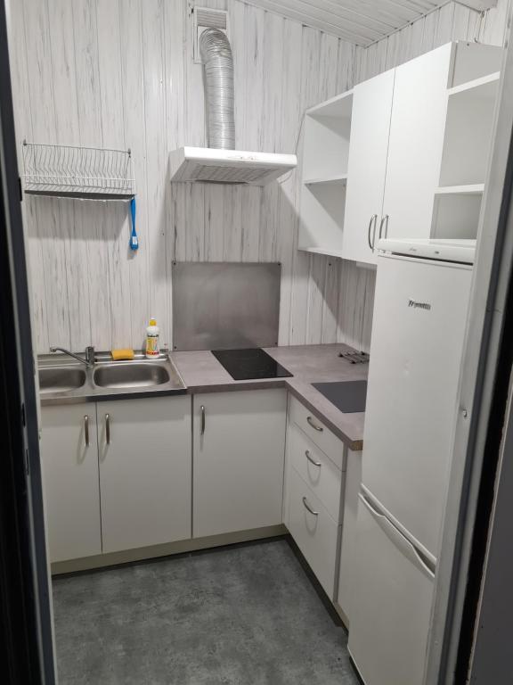 Kuchyň nebo kuchyňský kout v ubytování Ośrodek Wypoczynkowy Amber