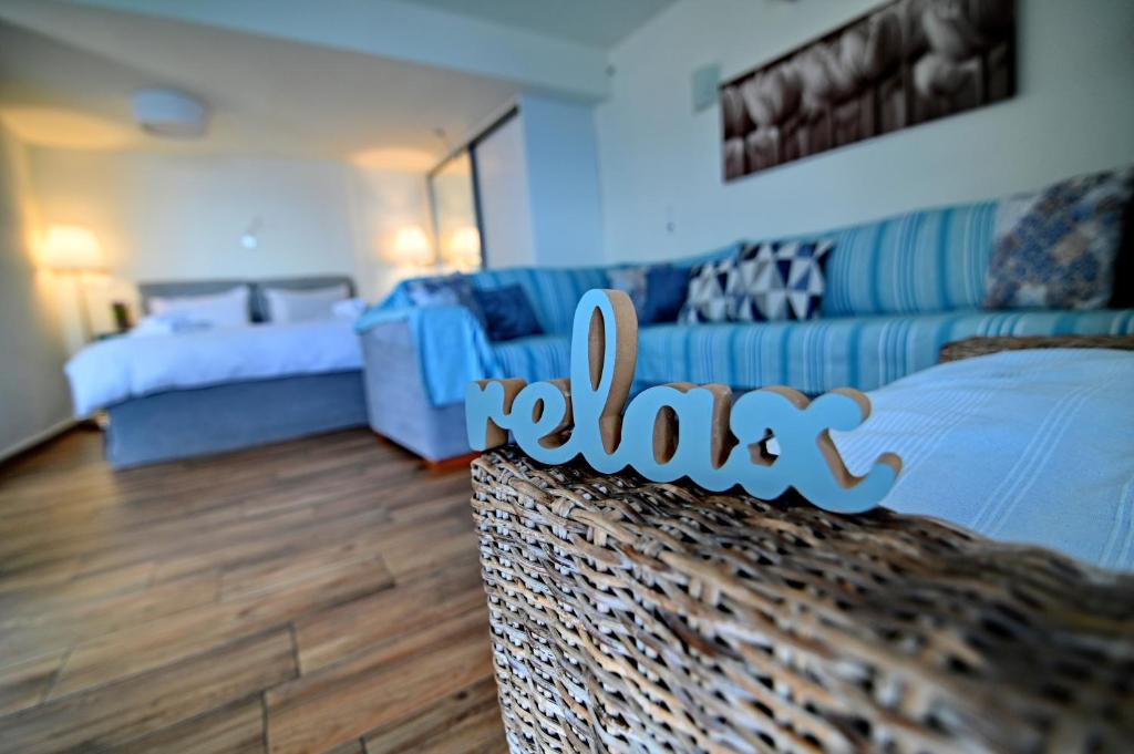 カラマタにあるKalamata Suitesのベッドとソファ付きのホテルルーム