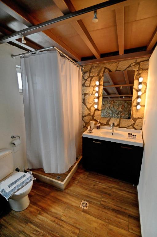 A bathroom at Kalamata Suites