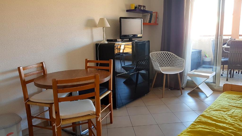 Televízia a/alebo spoločenská miestnosť v ubytovaní Cannes Chataignier