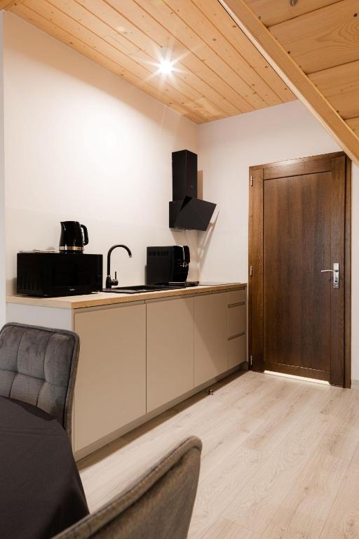 Kuchyňa alebo kuchynka v ubytovaní Royal Apartments & Spa Zakopane-Cyrhla